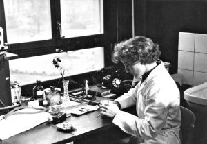 Dr. Elisabeth Kübler-Ross w laboratorium, Szwajcaria.